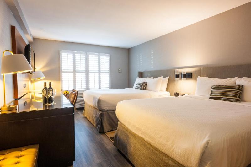 Queen Room with Two Queen Beds - Non-Smoking image 3