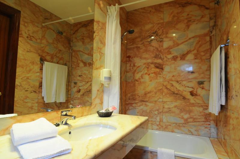 Double Room with Balcony image 2