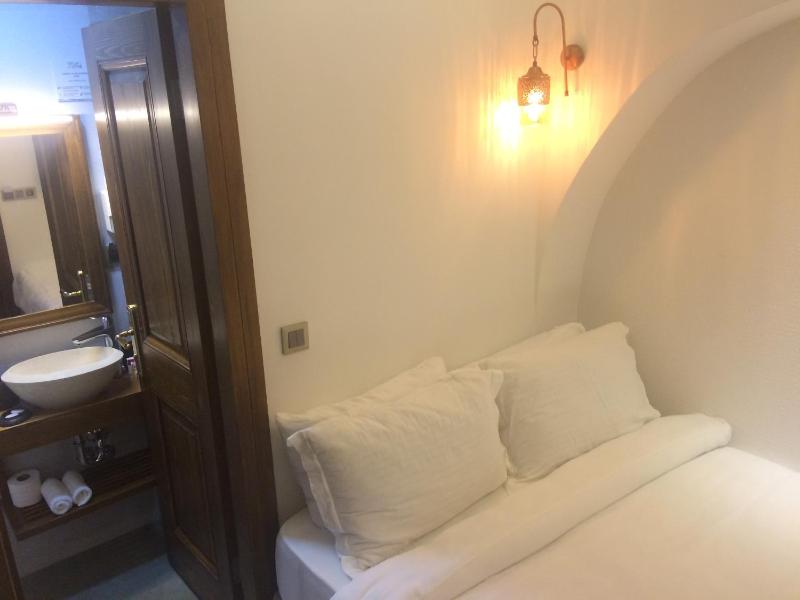 Budget Double Room image 2