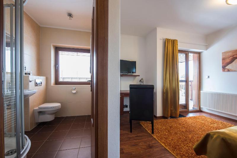 Deluxe Double or Twin Room with Mountain View image 4