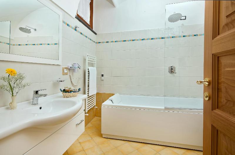 Deluxe Double Room with Spa Bath  image 4