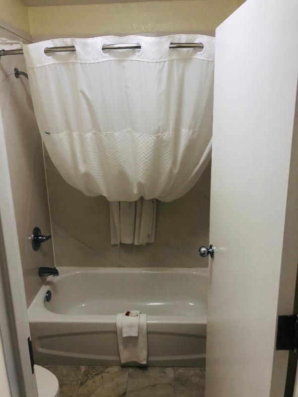 Days Inn & Suites by Wyndham Navarre - near Beaches/Hurlburt - image 8
