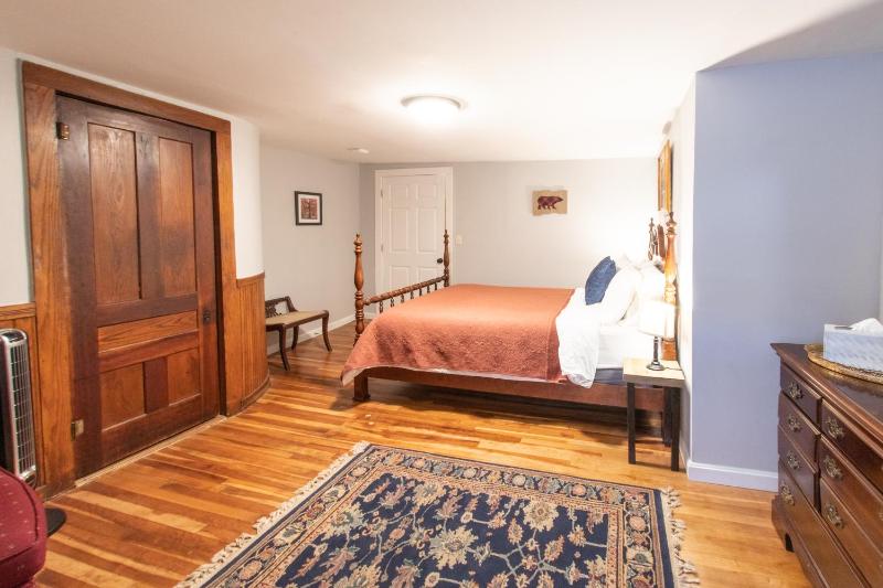 Deluxe Queen Room image 1