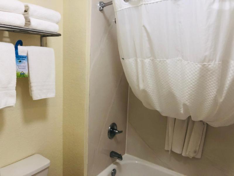 Days Inn & Suites by Wyndham Navarre - near Beaches/Hurlburt - image 10