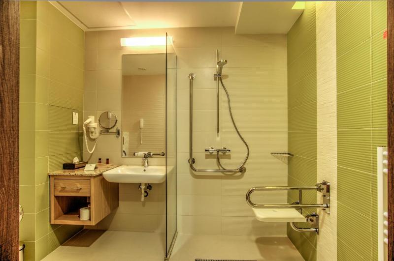 Standard Queen Room - Disability Access image 3