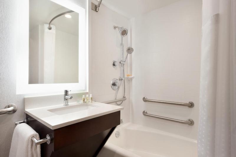 Standard King Room with Accessible Tub - Mobility Access image 1