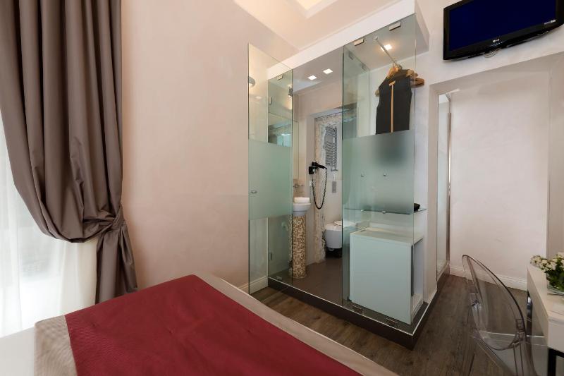 Small Double Room image 3
