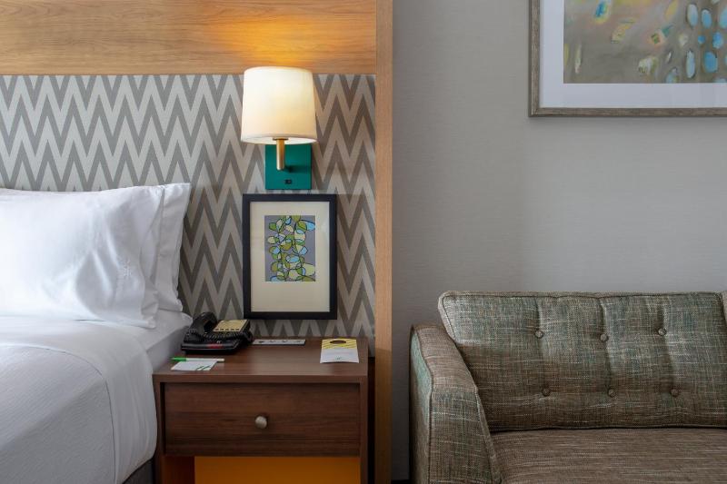 Standard King Room with Sofa Bed image 4