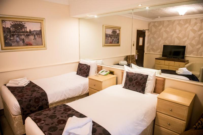 Club Twin Room image 3