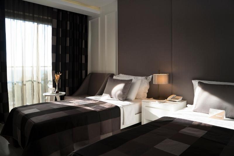 Double Room with Sea View image 2