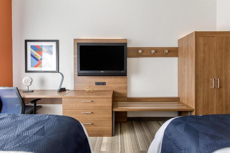 Standard Room with Two Queen Beds image 4