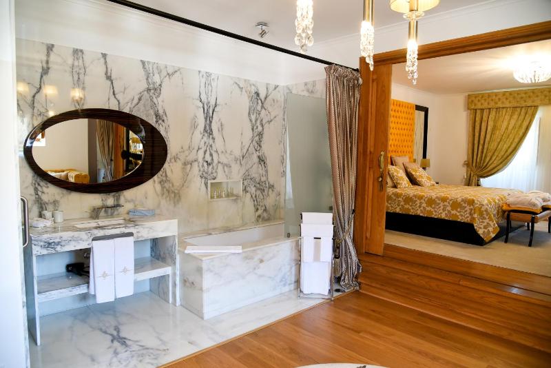 Suite with Garden View image 3