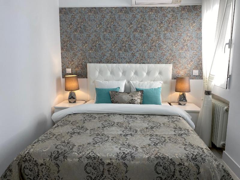 Two-Bedroom Deluxe Apartment with Balcony image 4