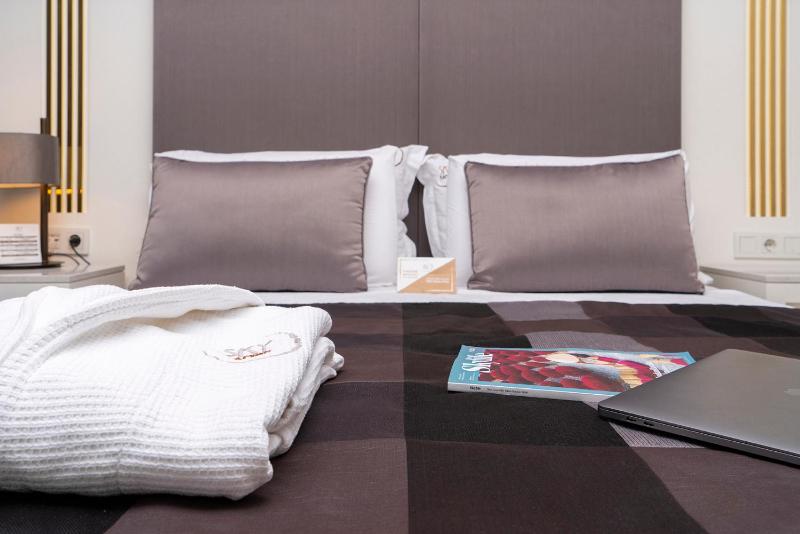 Standard Double Room with City View image 4