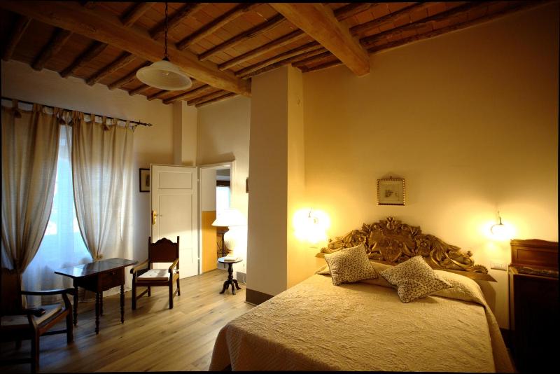 Deluxe Double Room with Extra Bed image 3