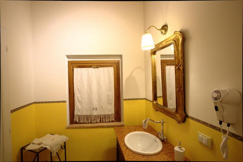 Deluxe Double Room image 2