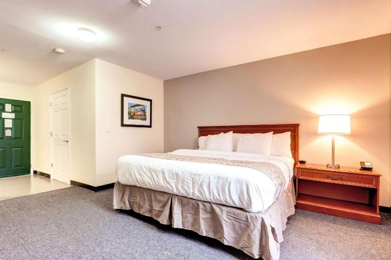 King Suite - Mobility Accessible/Non-Smoking image 3