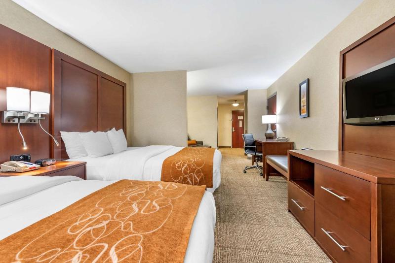 Queen Room with Two Queen Beds - Non-Smoking image 3