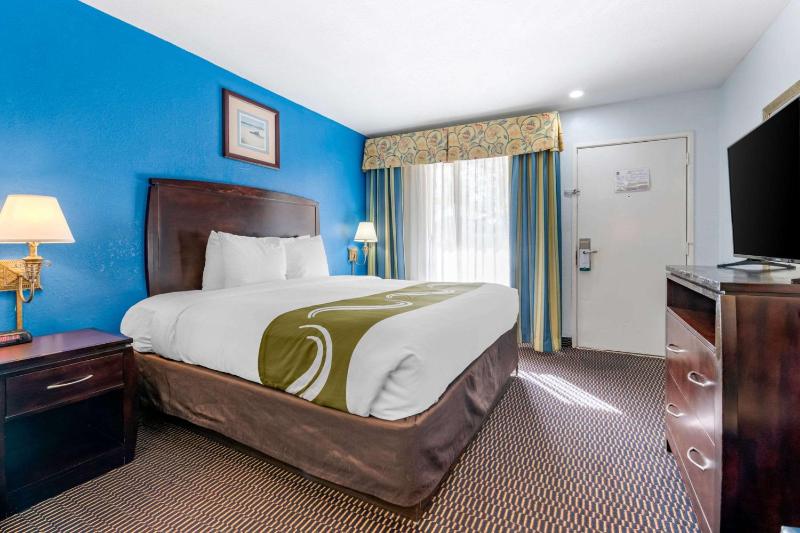 King Room - Non-Smoking image 3