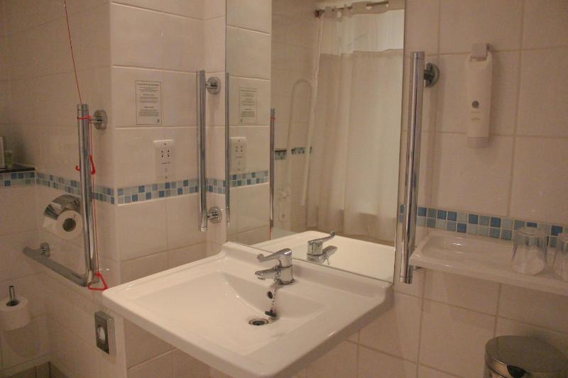 Standard King Room - Disability Access image 4