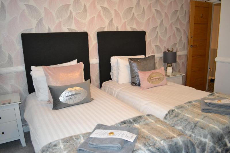 Twin Room image 1