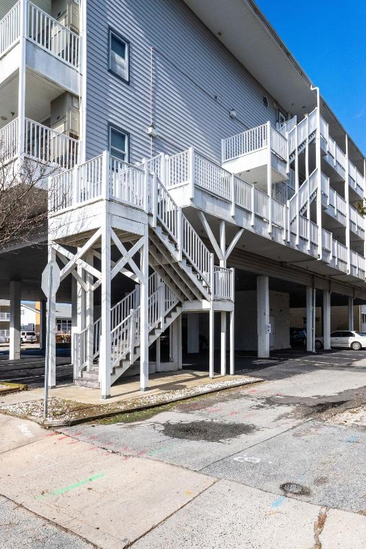 Marylander Condominiums 90 steps from the beach - image 2