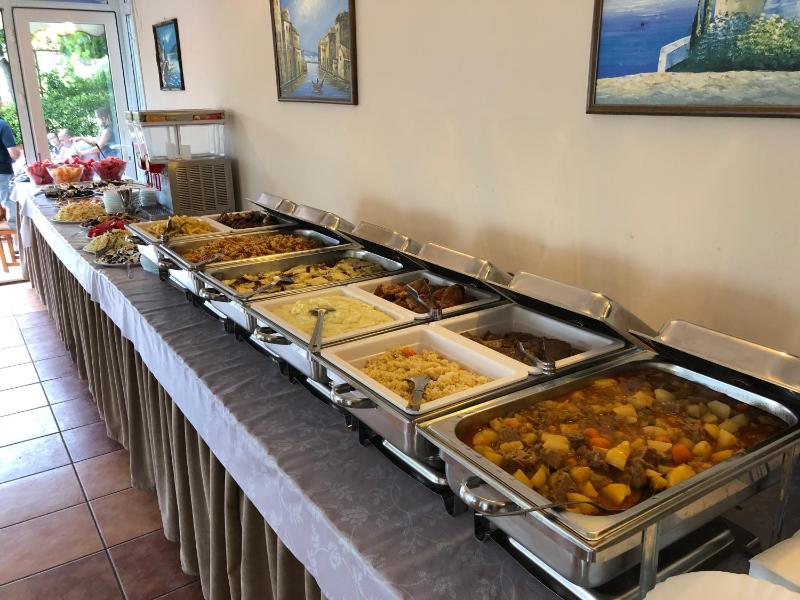 Quadruple Room with Balcony and Sea View image 4