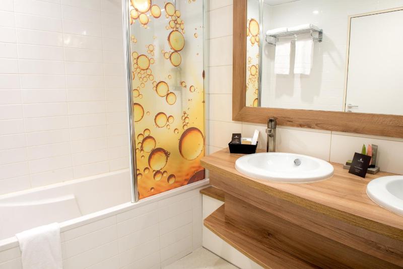 Premium Queen Room with Balcony image 4