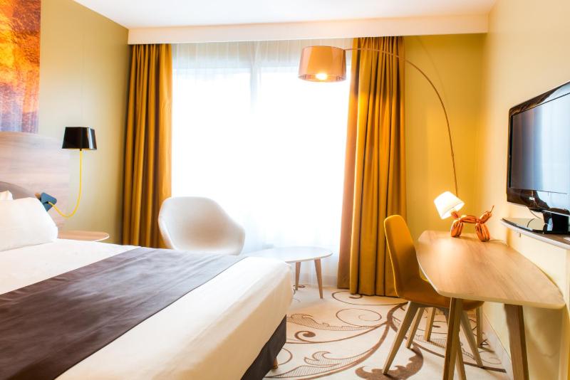 Premium Queen Room with Balcony image 1