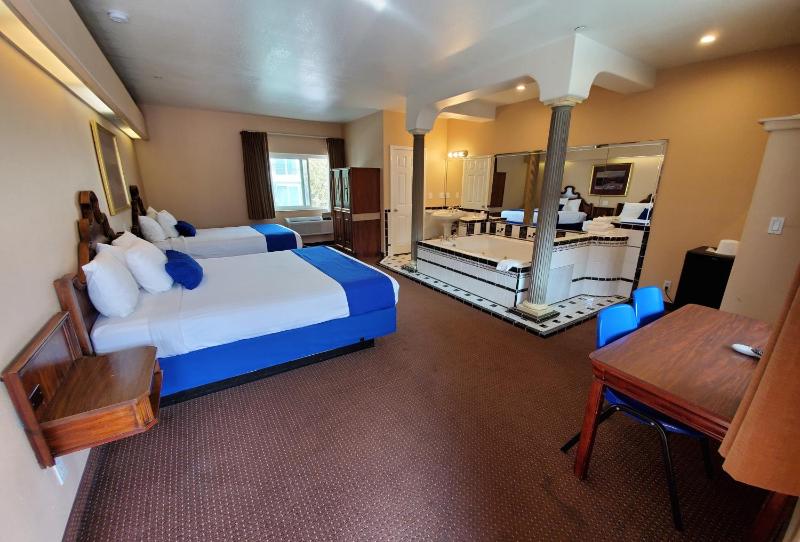Double Room with Spa Bath image 1