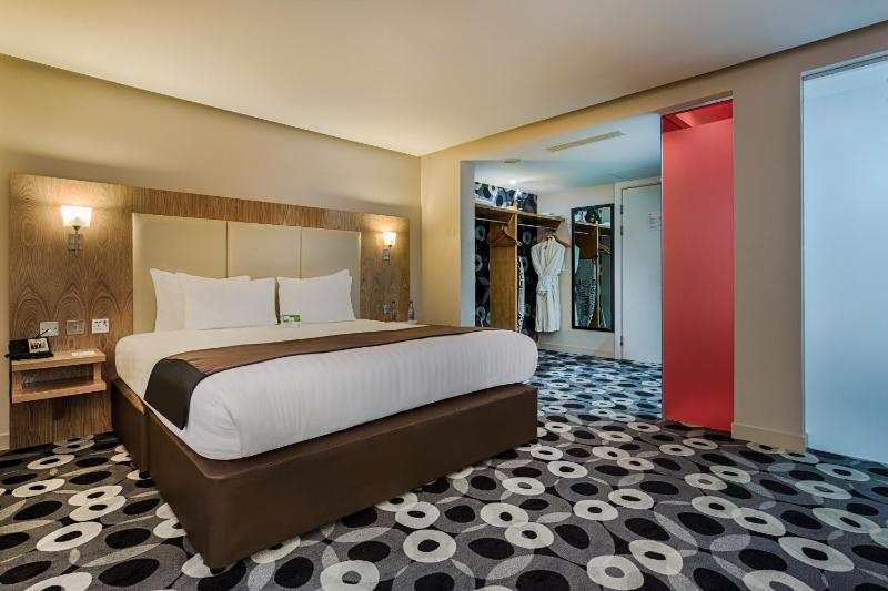 Premium King Room image 4