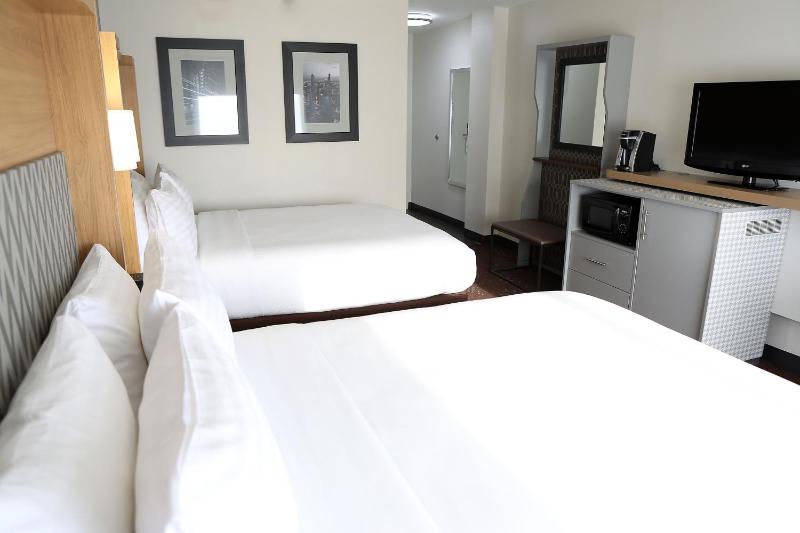 Standard Queen Room with Two Queen Beds image 2