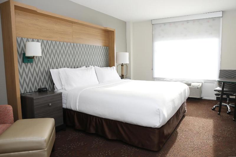 Standard King Room image 3