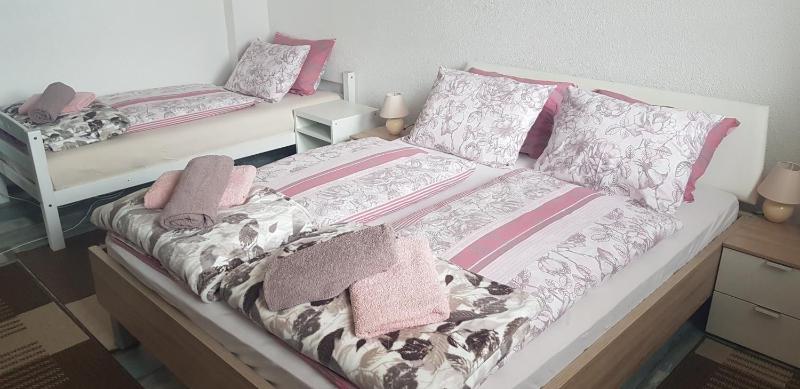 Basic Triple Room with Shared Bathroom image 4
