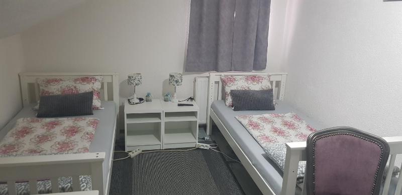 Economy Triple Room with Shared Bathroom image 4