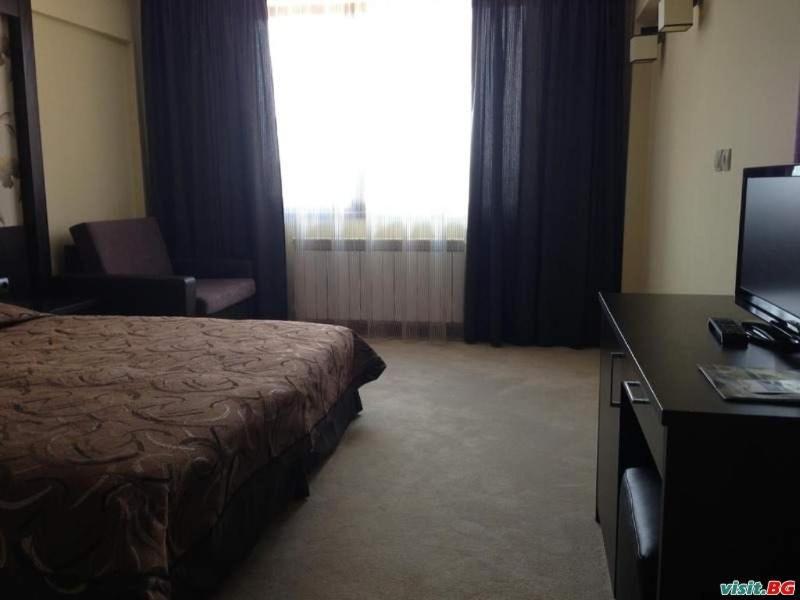 Double Room with Pool View image 2