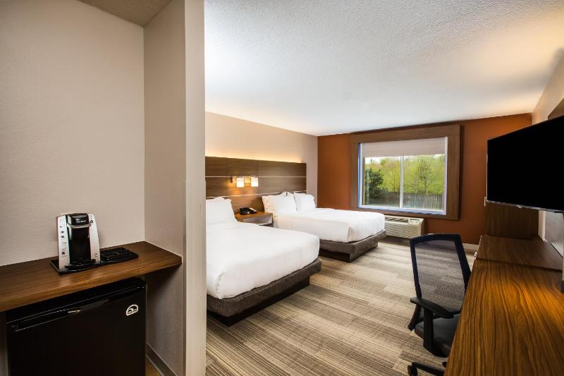 Standard Room with Two Queen Beds image 4