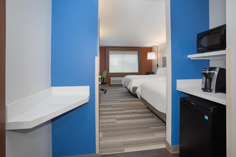 Standard Room with Two Queen Beds image 4