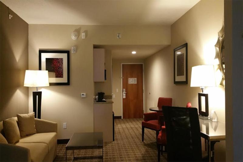 Standard Queen Room with Two Queen Beds and Mobility Accessible Tub image 2
