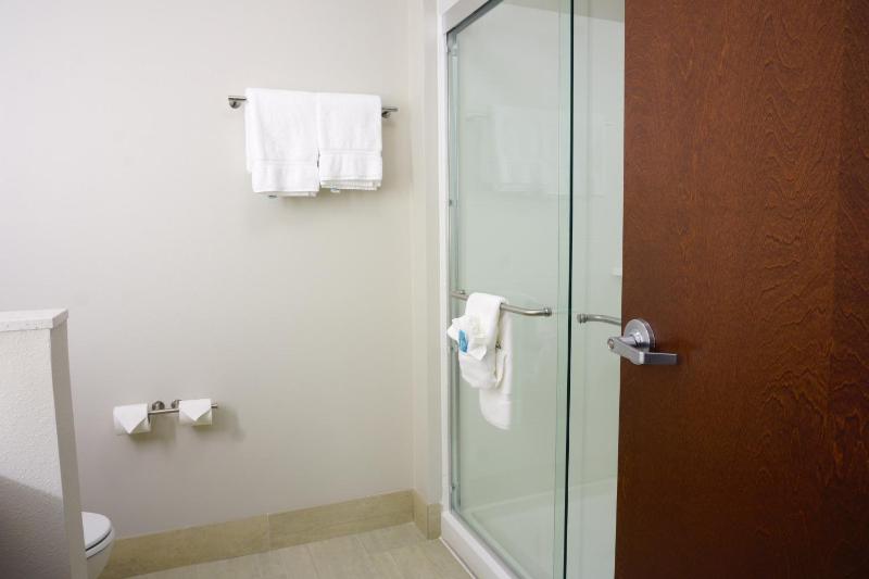 Standard King Room image 4
