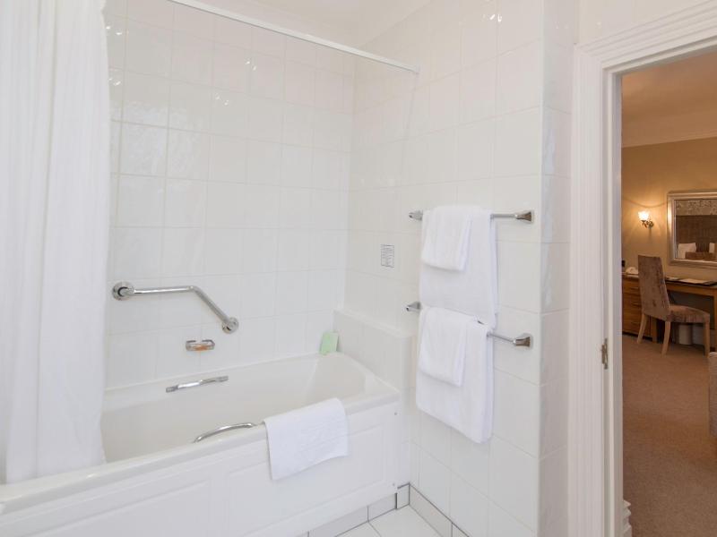 Standard Twin/Double Room image 2
