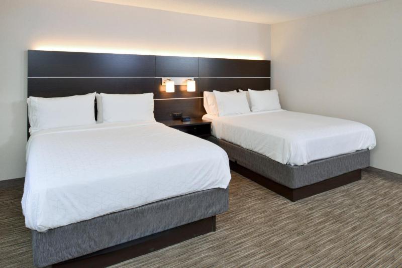 Standard Queen Room with Two Queen Beds image 3