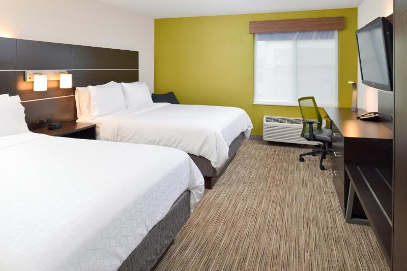 Standard Queen Room with Two Queen Beds image 2