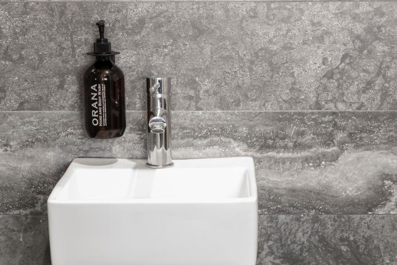 Queen Room with Private Bathroom image 4