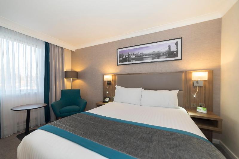 Standard King Room image 3