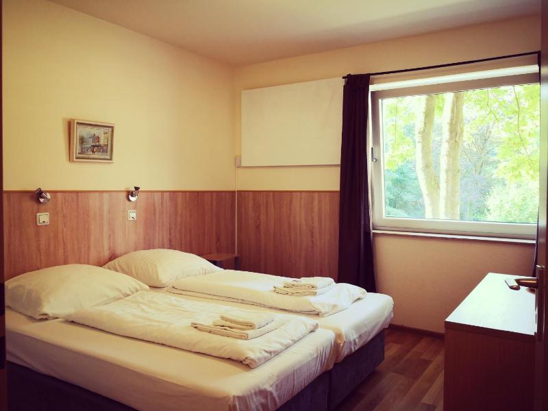Double or Twin Room with Garden View image 2