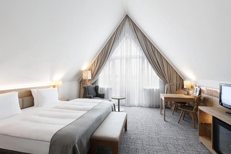 Superior King Room image 3