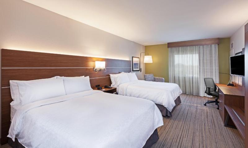 Standard Room with Two Queen Beds image 4