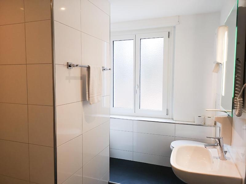 Single Room with Shared Bathroom image 4