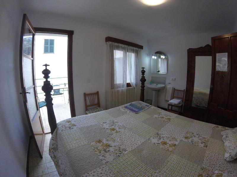 Double Room with Shared Bathroom image 4
